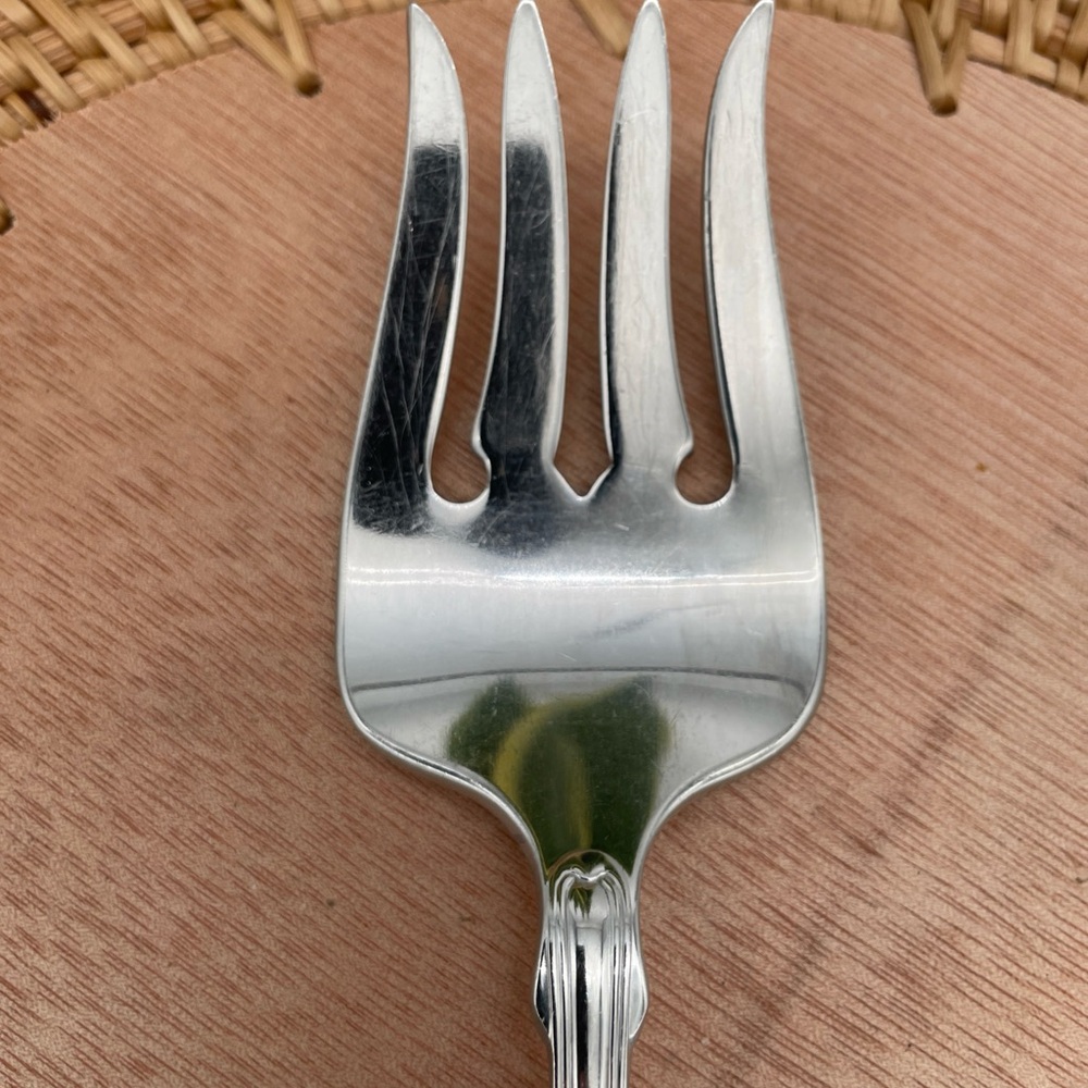 Oneida Shell Pattern Serving Fork—pre owned - Picture 5 of 11